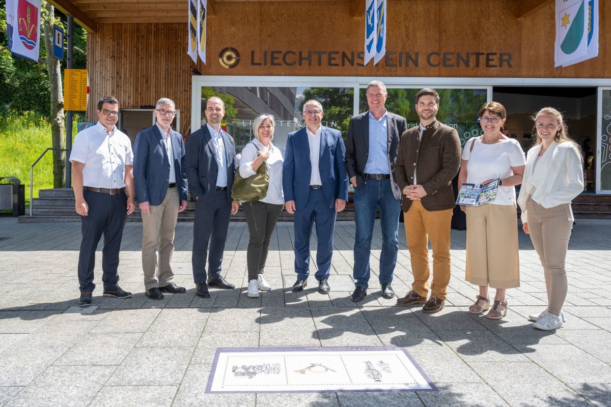 Briefmarken-Erlebnis im Städtle: 11 Gemeinden zu Gast in Vaduz